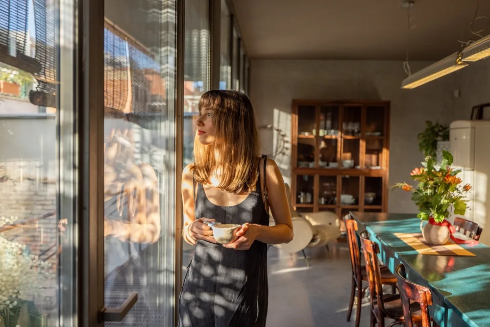 Tømrer monterer et nyt vindue i en murstensfacade